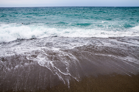 夏天与美丽的海滩在卡拉布里亚和海浪