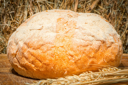 新鲜面包小麦手工干草背景