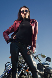 一件皮夹克骑摩托车骑自行车的女孩