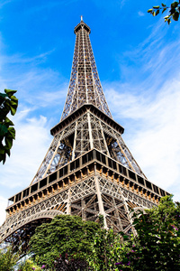 埃菲尔铁塔在巴黎上明确夏日里的一天