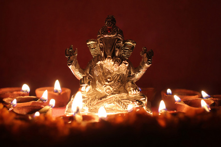 Ganesh 偶像周围的油灯，节日