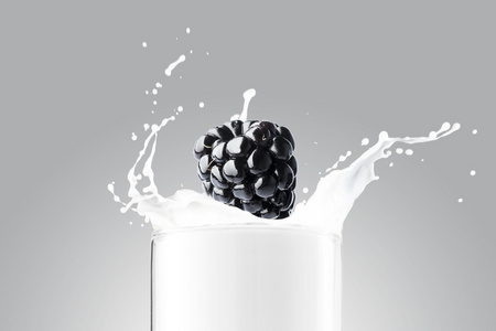 黑莓手机落在牛奶溅上