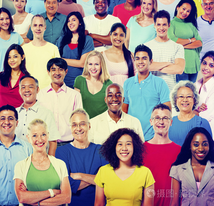 一群多样性人看着相机