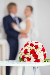 与上表 aga 的红色和白色玫瑰婚礼新娘捧花