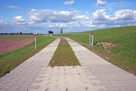 有封闭屏障的乡村公路