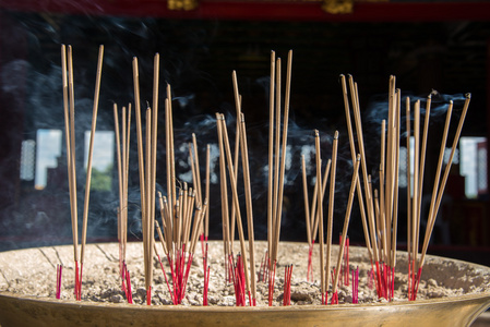 佛坛在祭坛上香照片