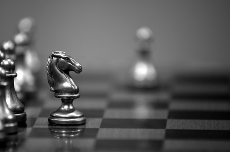 国际象棋棋盘与骑士面对的对手