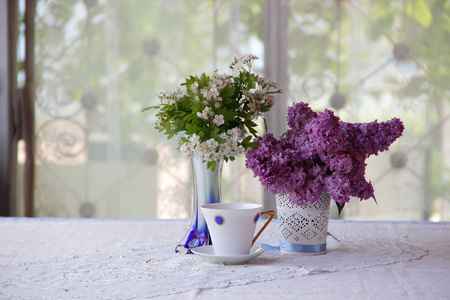 静物与茶和淡紫色的花束