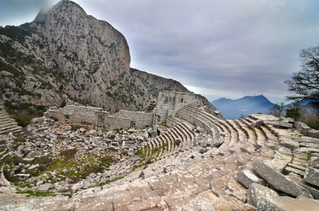 在古城彼西底的 Termessos 剧院