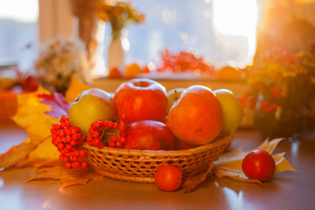 秋天的落叶与罗文红熟透了的苹果