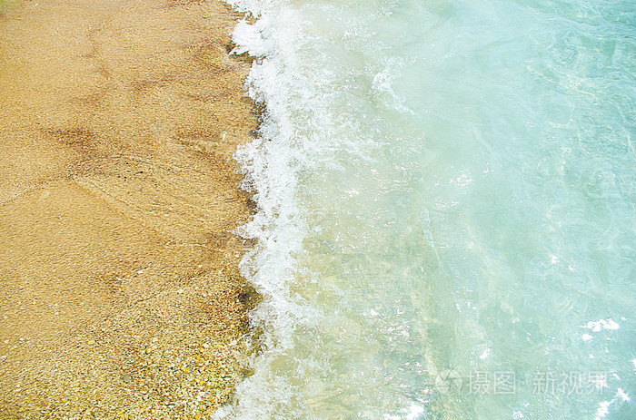 海浪在沙滩上与沙子