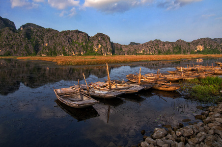 越南范龙宁宾的蓝天和湖泊美景。