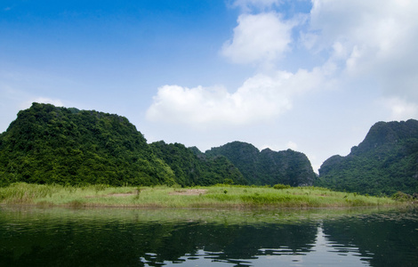 越南范龙宁宾的蓝天和湖泊美景。