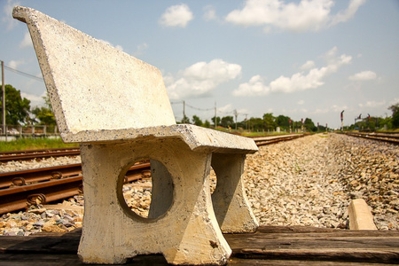 石椅在铁路边泰国