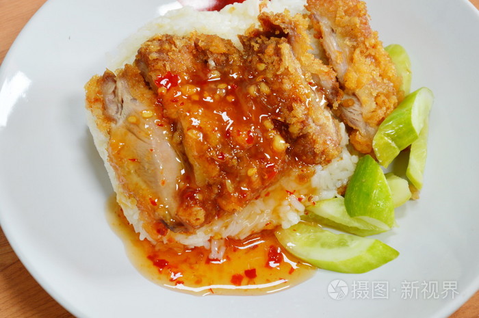 鸡汤煮熟的米饭上的炸鸡