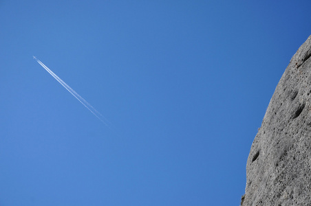 飞机跟踪在蔚蓝的天空