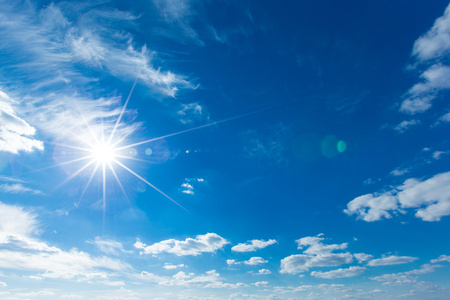 明媚的阳光照耀在清澈的蓝天照片