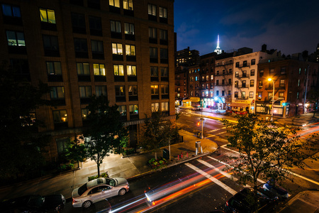 在晚上第九大道和第 22 大街的交叉点的视图照片