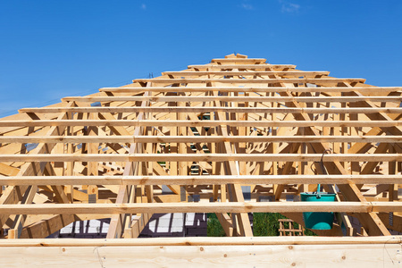 新住宅的木结构建筑家取景蓝天的衬托