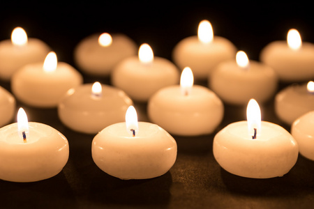 集团的燃烧的蜡烛在黑色的背景