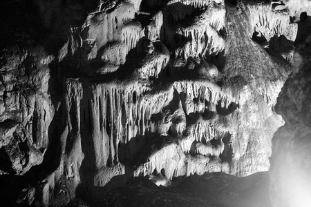 从惊人的保加利亚洞穴马古尔的场景