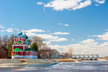美丽的东正教教堂坐落在雷宾斯基在河岸上