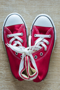 双红色运动鞋