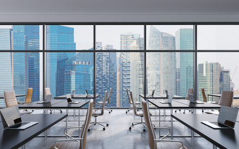 在现代的全景办公，新加坡城市景观从 windows 的工作场所。开放的空间。黑色的桌子和棕色皮革椅子。一种概念的金融咨询服务。3