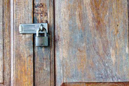在一个木制的门上的旧挂锁
