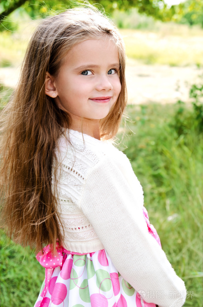 微笑着可爱的小女孩的肖像