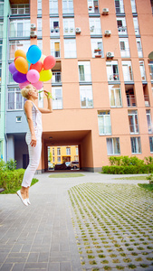 幸福的年轻女人，与彩色乳胶气球