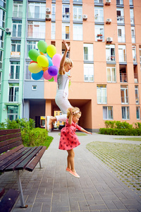 母亲和儿童彩色气球