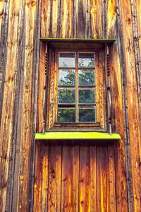 雕刻的框架和窗口在旧木房子里