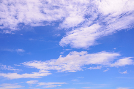 蓝蓝的天空和云为背景