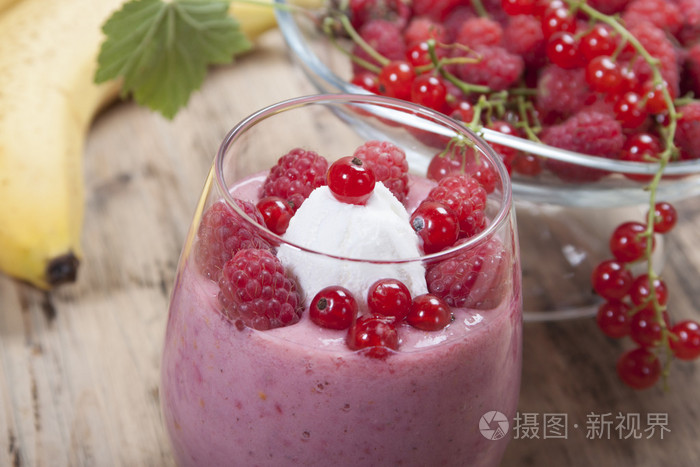 香蕉奶昔,覆盆子和红醋栗装饰卖冰淇淋
