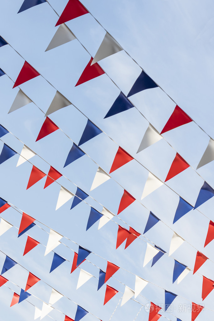 白色和蓝色的红色三角旗布