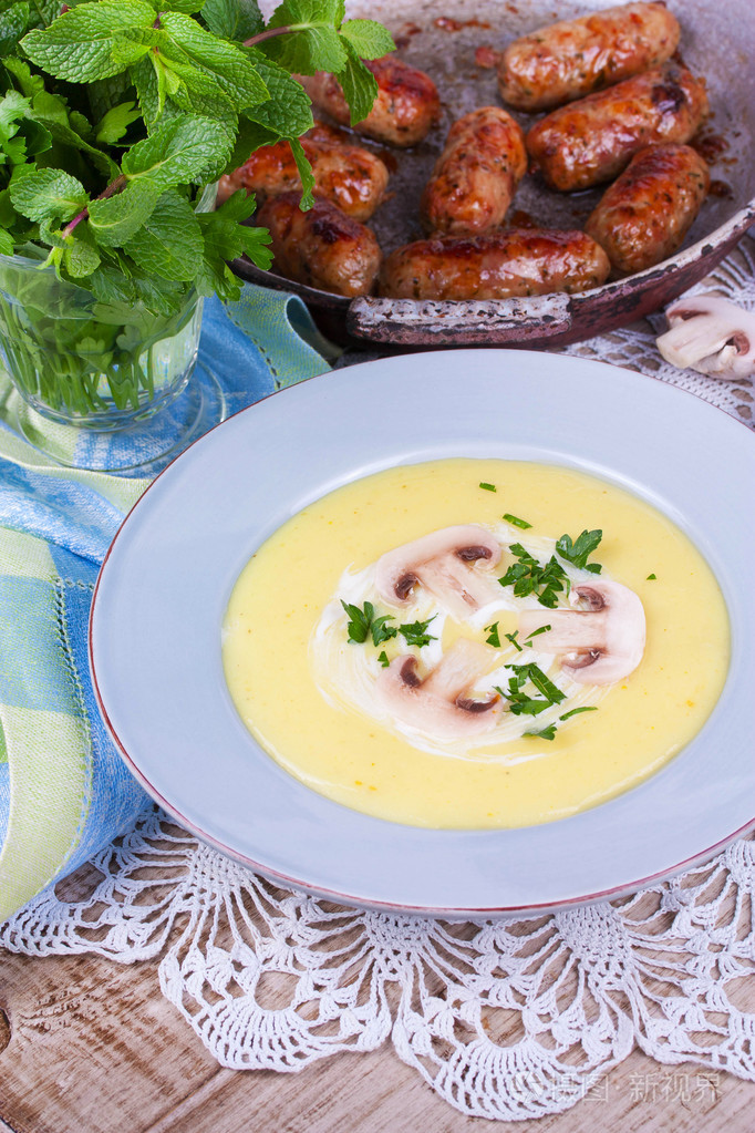 新鲜香草奶油蘑菇汤