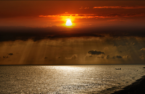 完美的日落在海上, 阳光照射在温暖多彩的地平线上