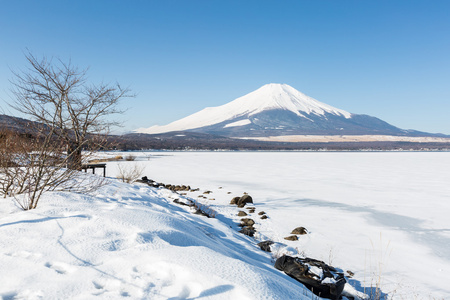 在冬天的冰山中湖富士山