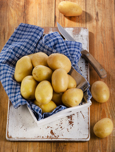 新鲜的土豆在一个木制的背景上