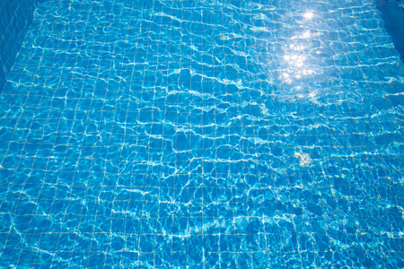 在游泳池中的蓝色翻录的水
