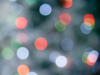 五颜六色的圆圈波克的光装饰在圣诞节抽象