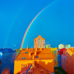 在城市上空的双彩虹