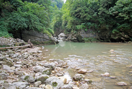 北高加索关岛峡谷的库尔德兹科河。俄罗斯克拉斯诺达尔边海的阿普舍龙区