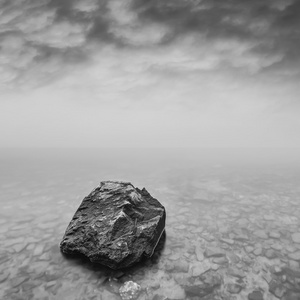 极简主义的海景。沿海的日出。黑色和白色