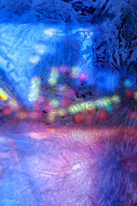 霜霜纹玻璃后面市的五彩的灯光