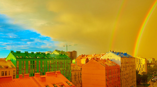 在城市上空的双彩虹