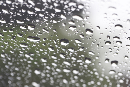 雨落在玻璃背景