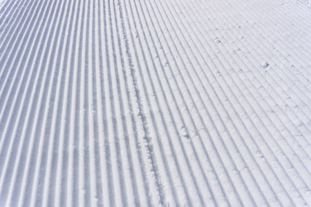 新鲜的雪美容师轨道上滑雪滑雪