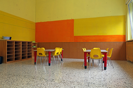 幼儿园教室桌椅黄色